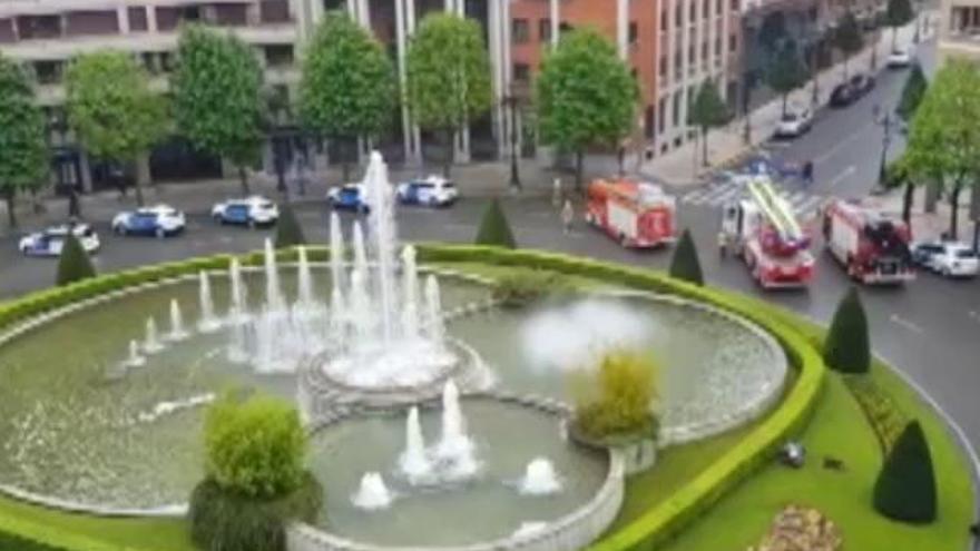 Efectivos del departamento de Seguridad Ciudadana de Oviedo rinden tributo a los fallecidos por Covid-19