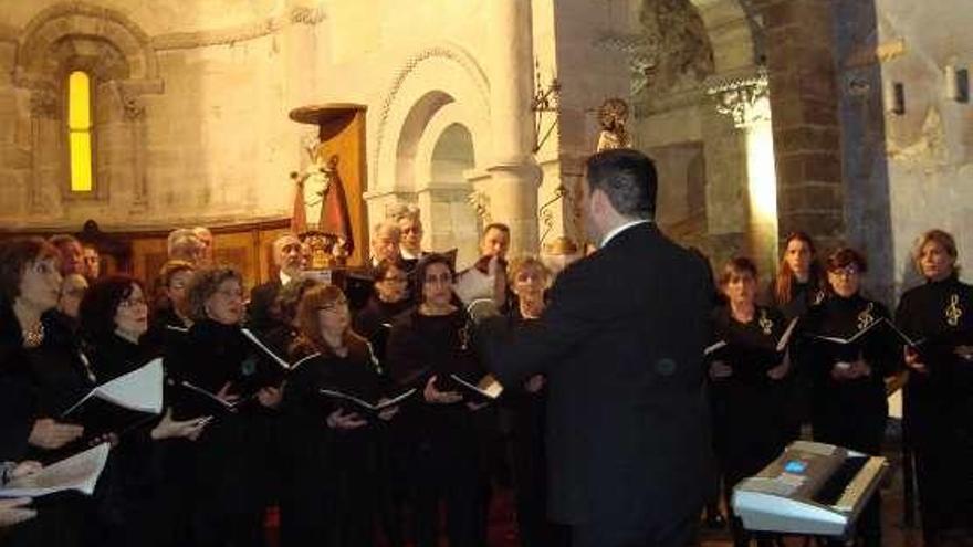 El coro &quot;Peña Santa&quot; triunfa en Navidad