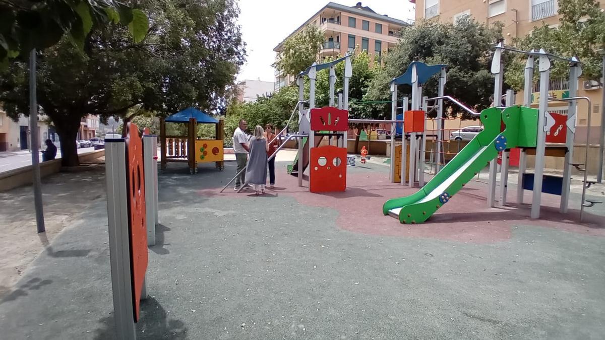 La concejala Marisa López visita uno de los parques en los que se está actuando.