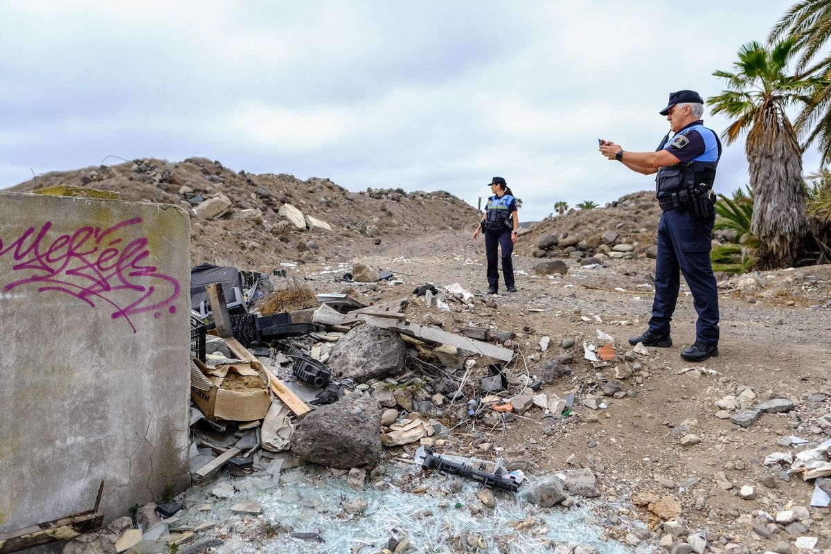 Agentes de la Policía Local supervisan un vertido de escombros en la Ciudad Alta.