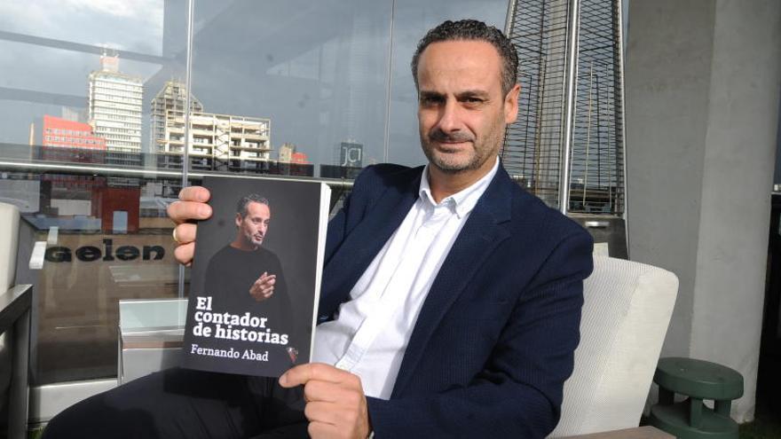 Fernando Abad posa con su libro en la mano en una terraza de Murcia.