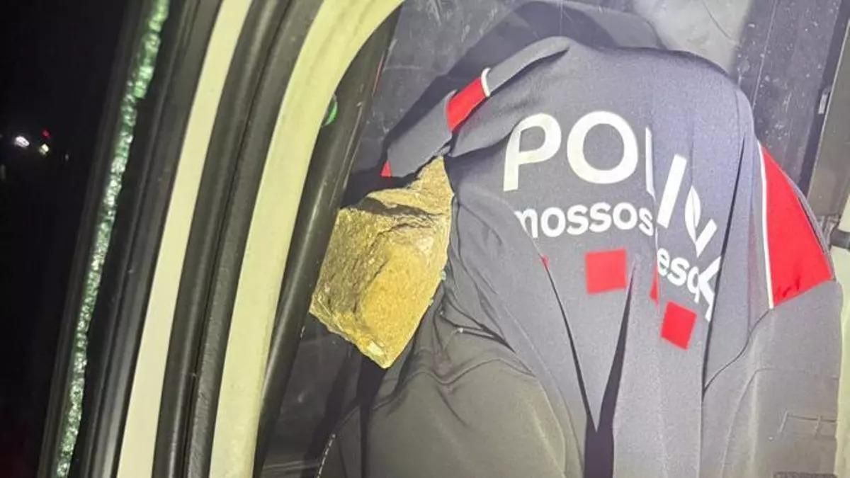 Un hombre que lanzaba piedras desde un puente en un pueblo de Barcelona hiere a una agente de los Mossos y causa destrozos en 4 coches