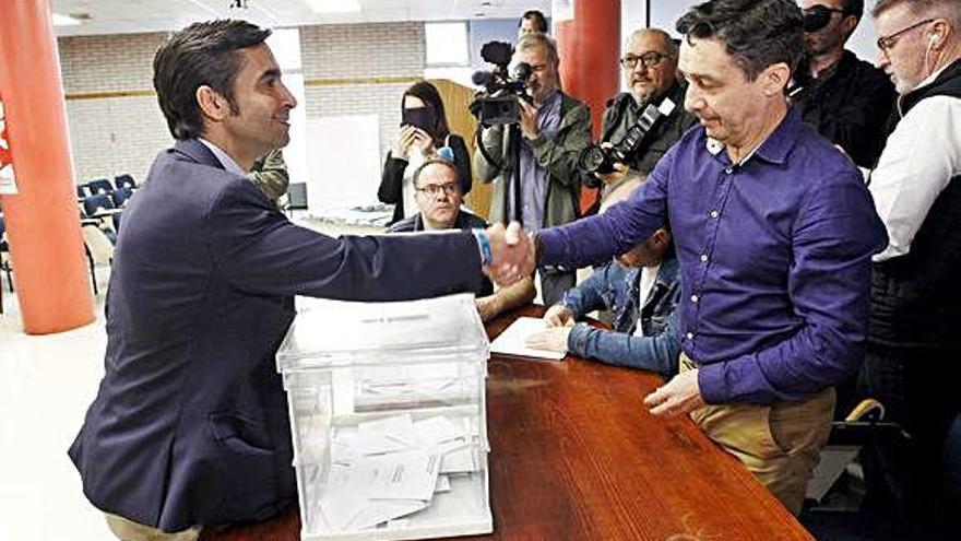 Rey Varela, ayer en el momento de votar.