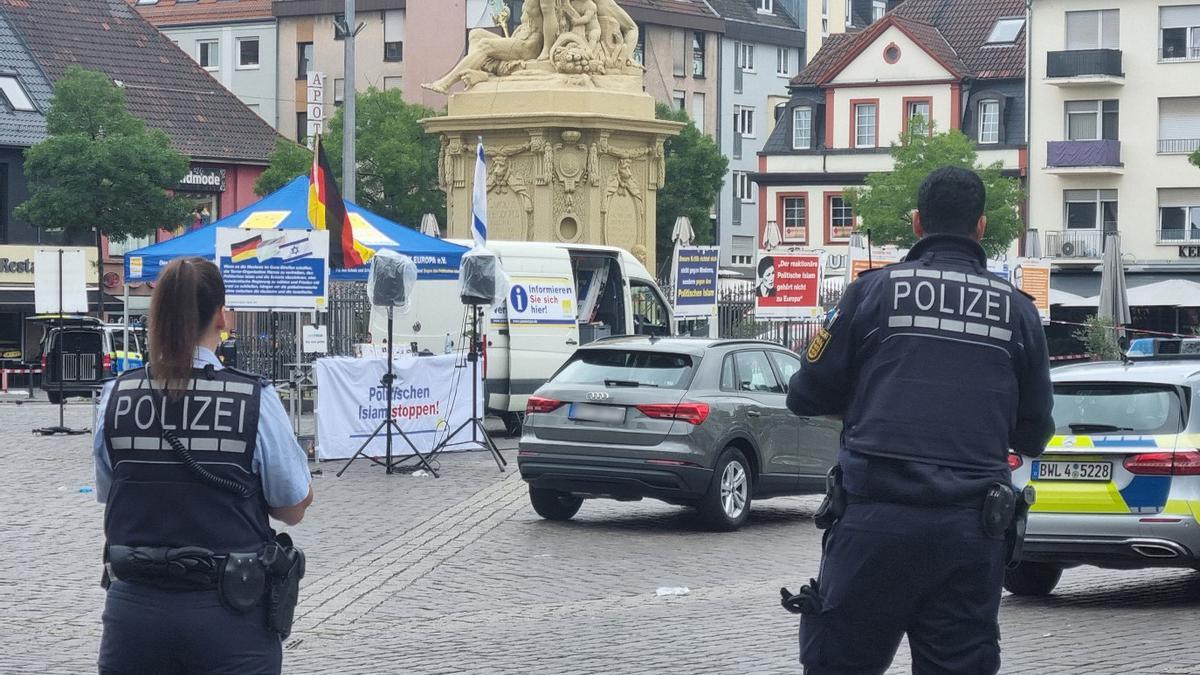 Agentes de policía en Mannheim tras el ataque.