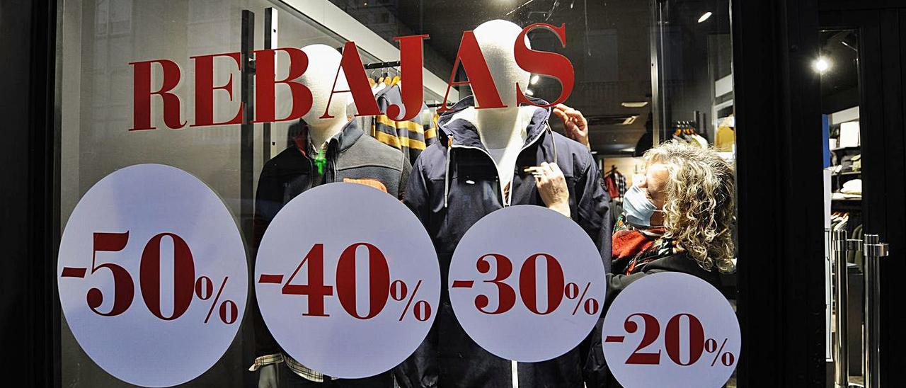 Una tienda de ropa de Lalín, con descuentos de hasta el 50% en sus productos.  | // BERNABÉ/JAVIER LALÍN