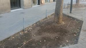 Parterre sin plantas en la superilla de Rocafort con Consell de Cent