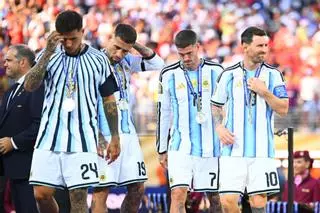Sale a la luz el extraño discurso de Messi y el Dibu durante el descanso de la final del Mundial