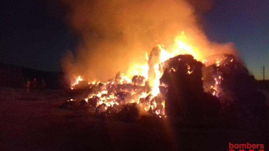 Els Bombers treballen en l&#039;incendi d&#039;un paller a Albons