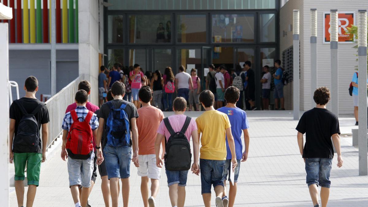 Un grupo de estudiantes, en la entrada de un instituto valenciano.