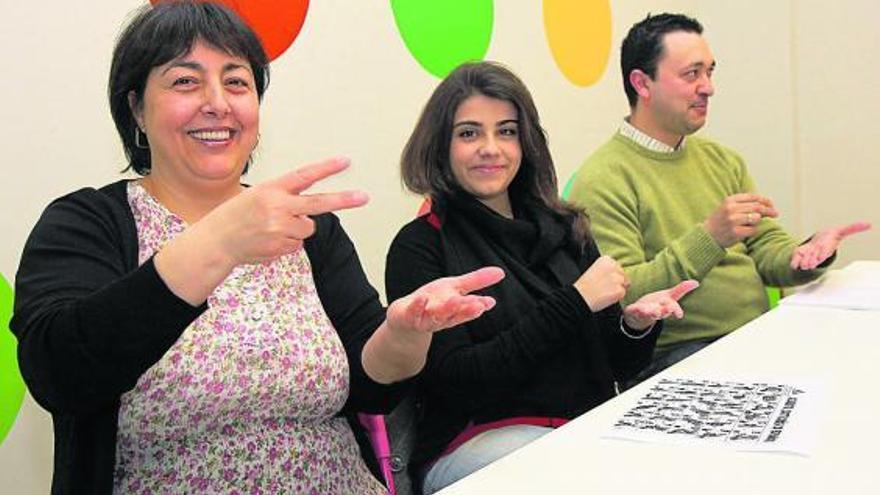 Asistentes al curso de lenguaje de signos, una de las propuestas del programa &quot;Mentes jóvenes&quot;.  // Muñiz
