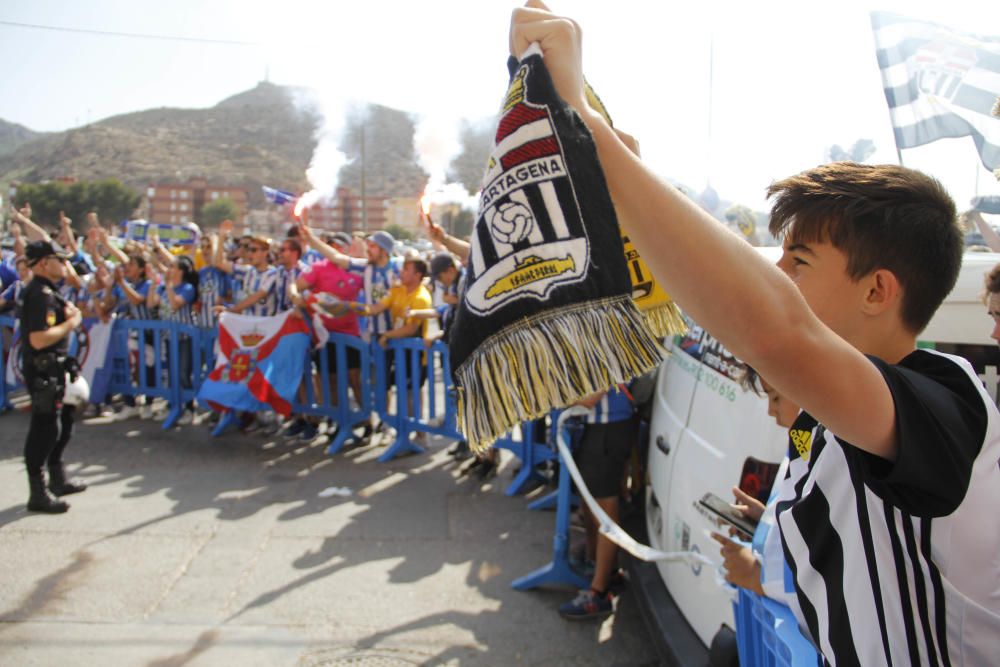 Multitudinaria llegada del FC Cartagena