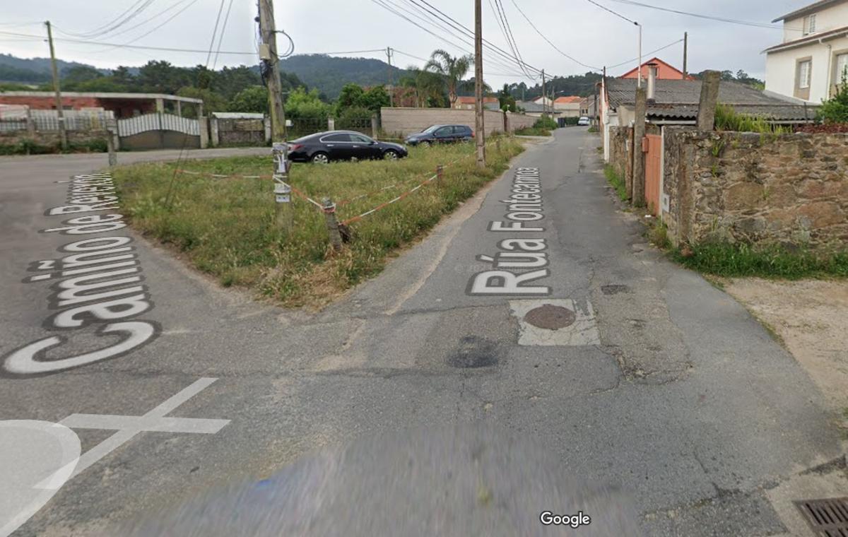 La estrecha carretera de la calle Fontecarmoa carece de aceras y arcén.
