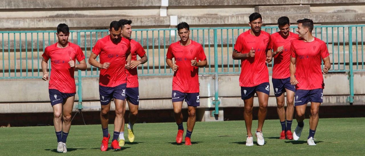 Jugadores del Córdoba CF en la Ciudad Deportiva durante un entrenamiento.