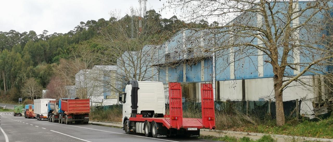 El tramo de la carretera provincial del polígono de Castiñeiras que el Concello de Bueu quiere reurbanizar para crear 200 plazas de aparcamiento.