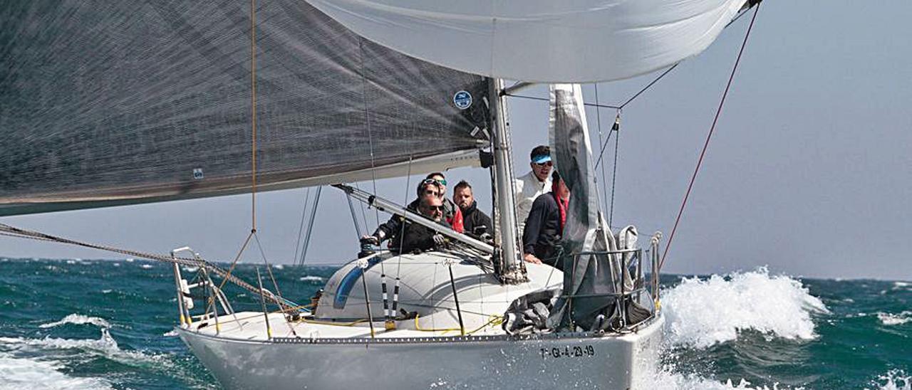 El “Orbayu II” durante la regata. | Félix González