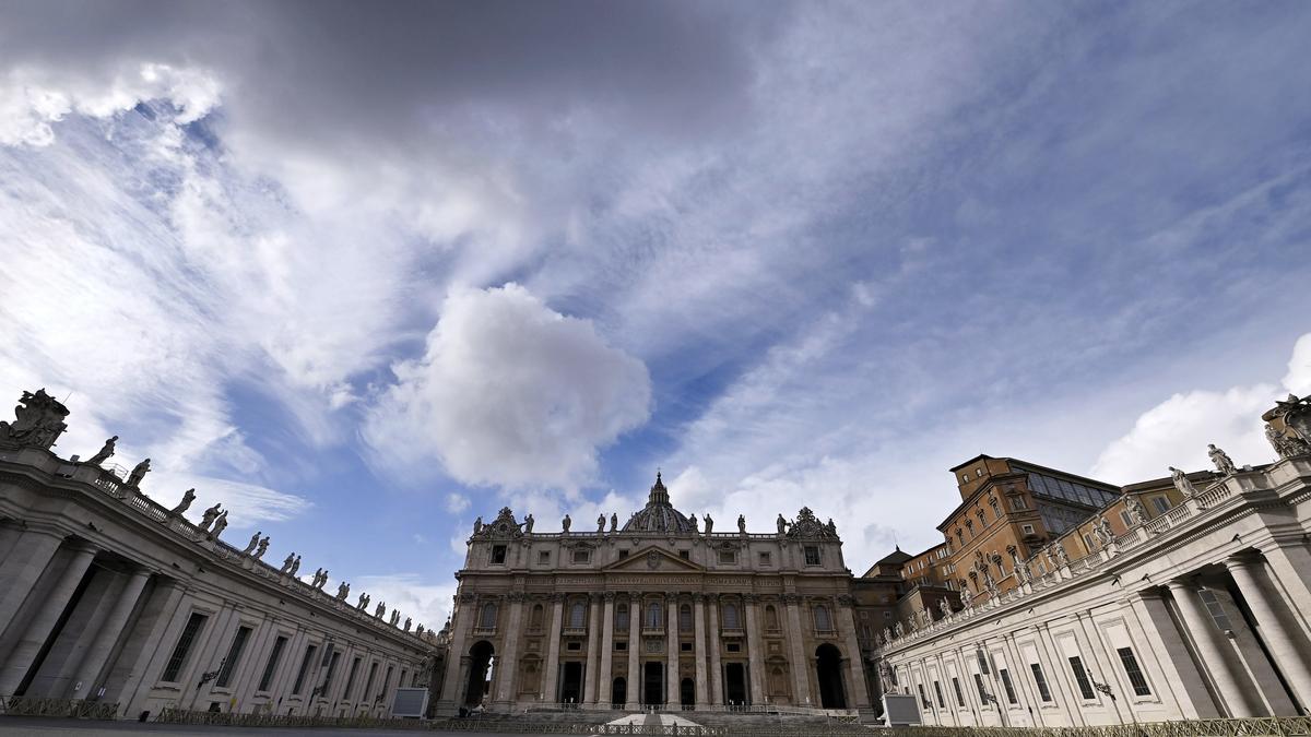 El Vaticano acepta la bendición de parejas homosexuales sin considerarlas matrimonio.