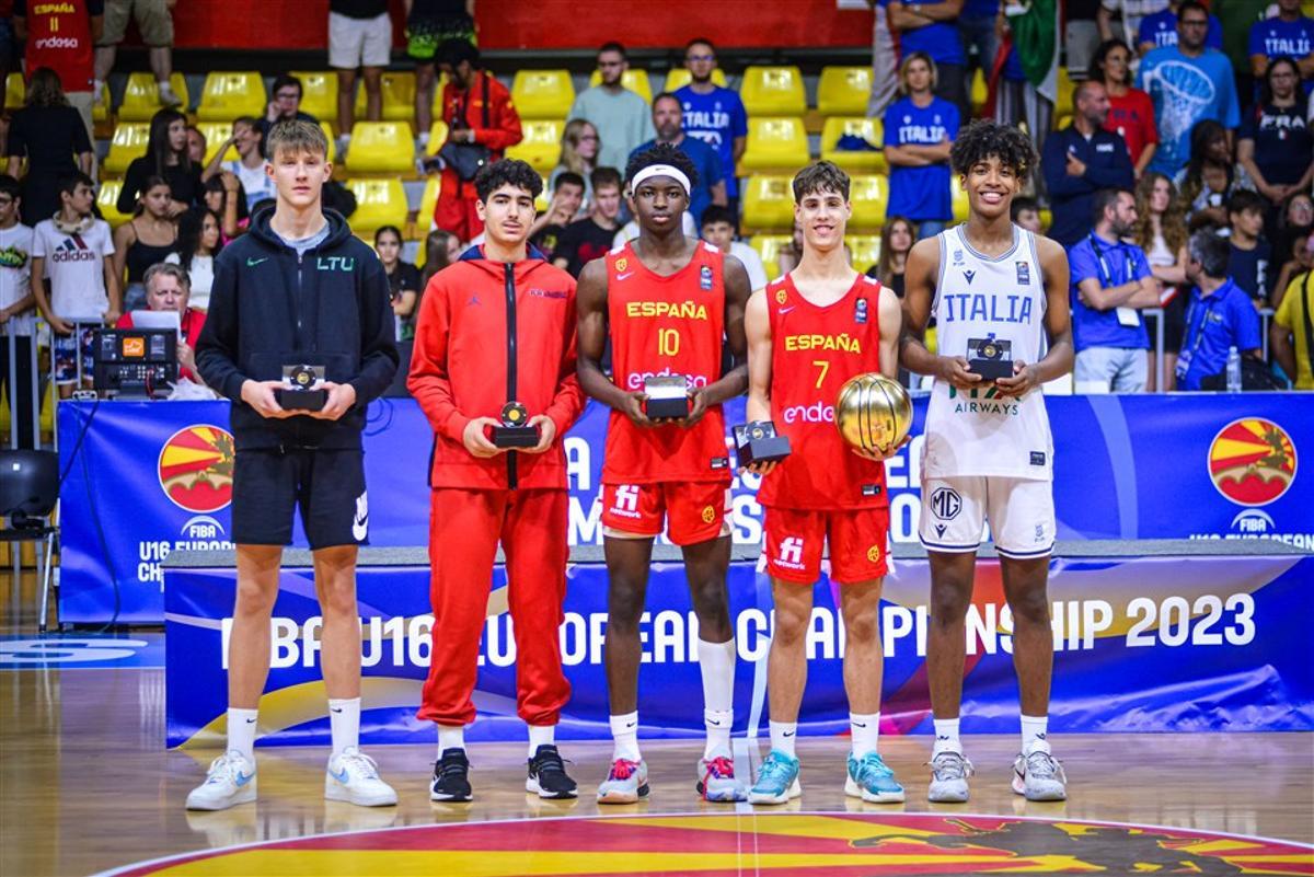 Del Pino, con el 7, dentro del mejor quinteto del Europeo U16 y con el galardón de MVP.