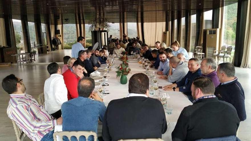 El COB celebró ayer su comida de Navidad en Casal de Armán. // FdV