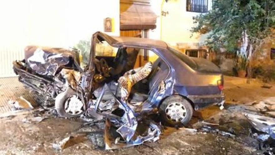 Coche del fallecido en Cox.