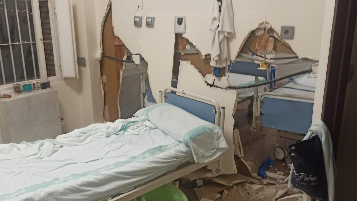 Este es el estado en el que quedó la pared que separaba dos celdas del Hospital Universitario Miguel Servet de Zaragoza.