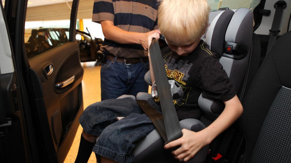 Un niño en un coche con silla especial para él.