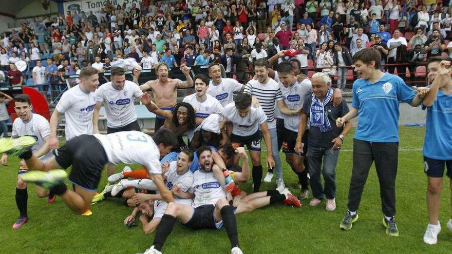 Los jugadores del Ourense Club de Fútbol celebran el ascenso a Tercera División. // Jesús Regal