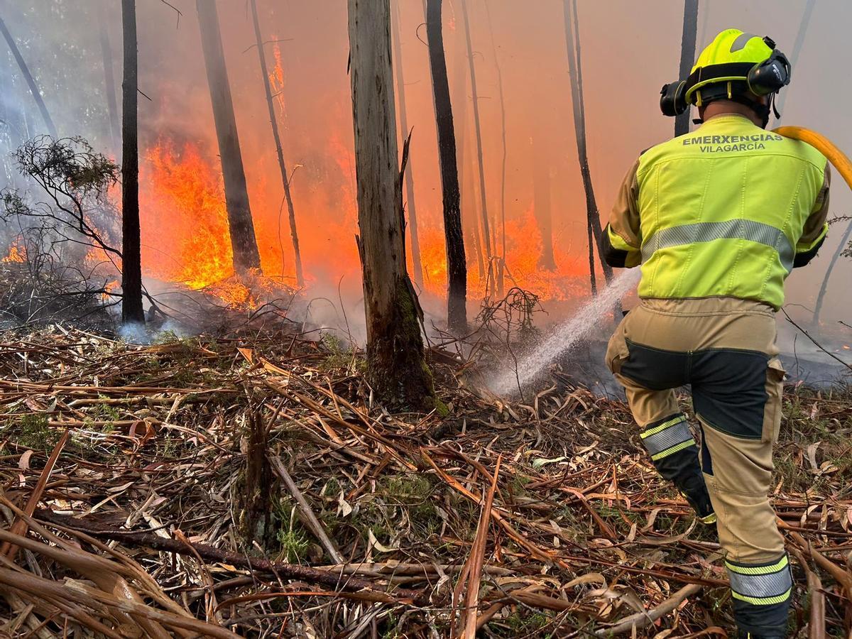 Los trabajadores de Emerxencias fueron los primeros en llegar al lugar del fuego.