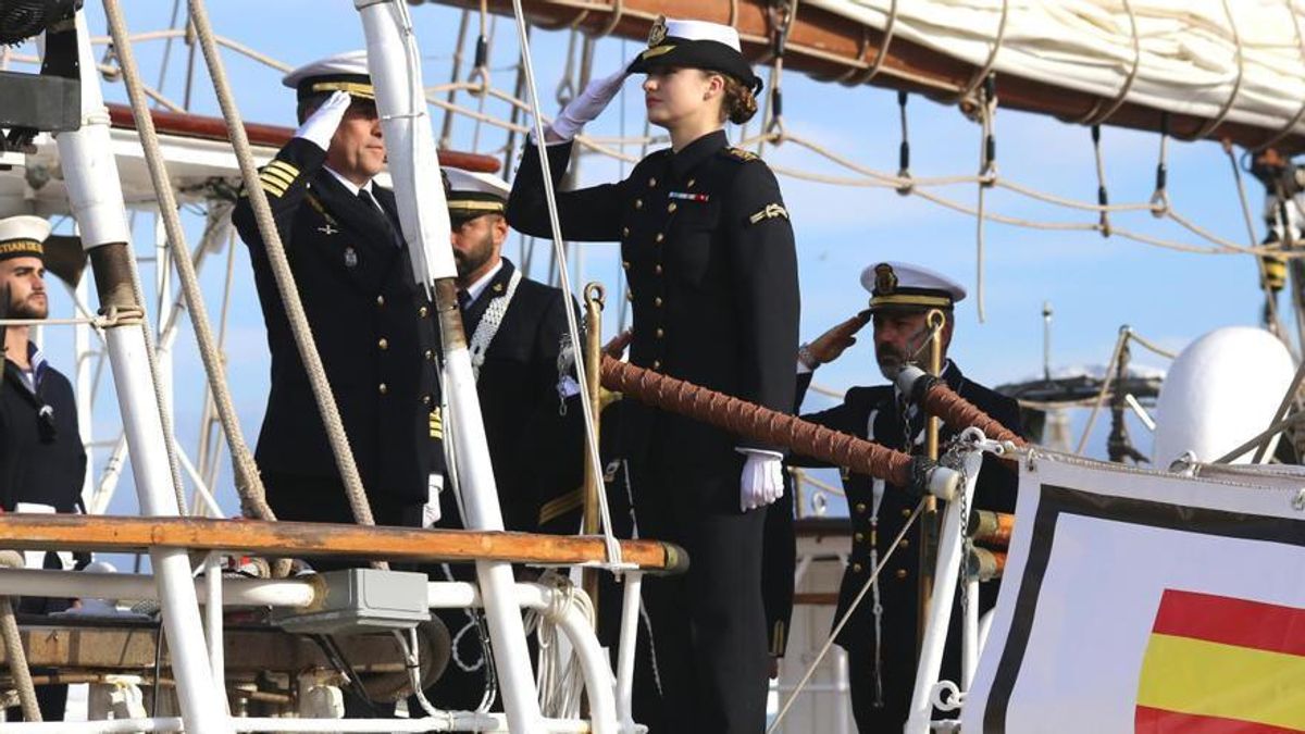 La princesa Leonor y sus compañeros recibidos en el Ayuntamiento de Cádiz