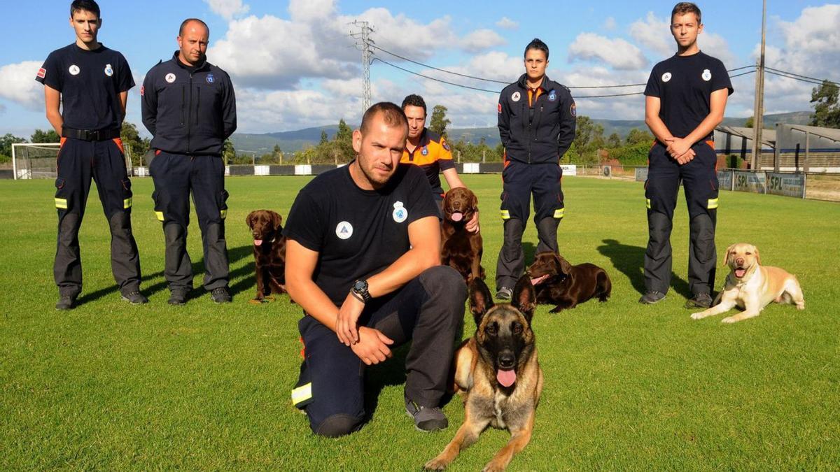 Louro y Axia posan en A Baiuca, junto al grupo de perros de rescate estradense desaparecido.  | // BERNABÉ