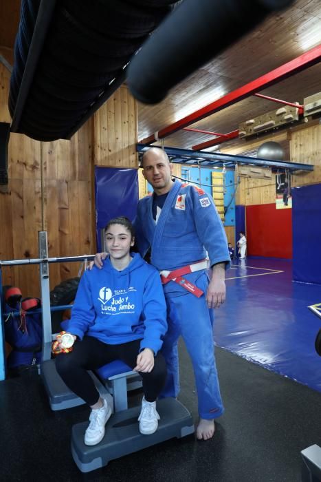 Celia Dacosta, campeona de España de cadete lucha en el gimnasio de Óscar Fernández