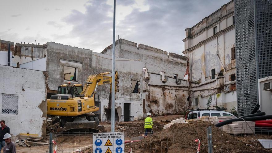 Las máquinas de derribo en la parcela anexa a la Escuela de Idiomas, ayer.