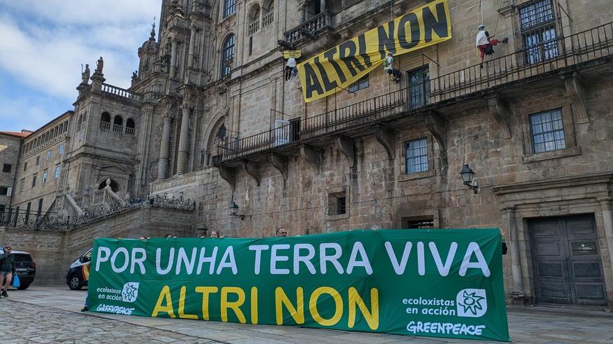 Greenpeace cuelga una pancarta en la Catedral de Santiago contra la factoría de Altri