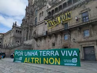 Greenpeace cuelga una pancarta en la Catedral de Santiago contra la factoría de Altri