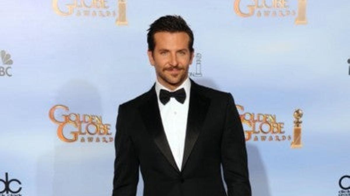 Bradley Cooper se pasea completamente desnudo por su casa