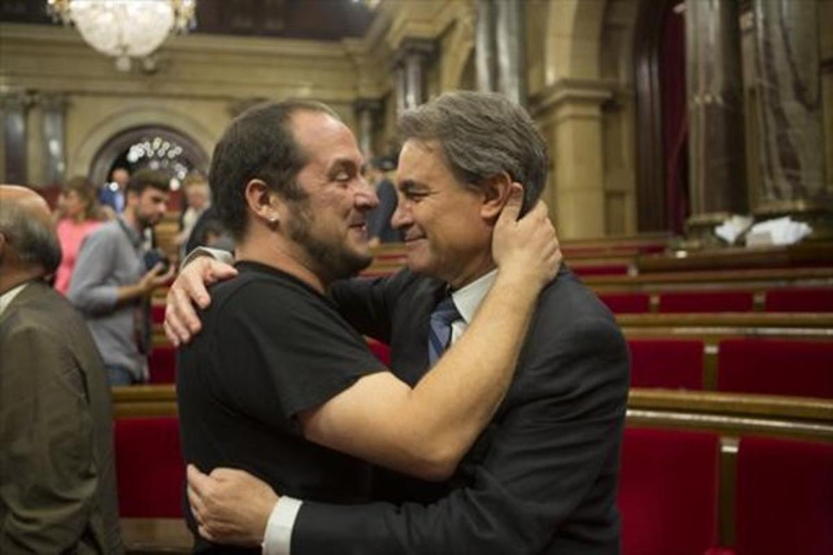 Artur Mas i David Fernàndez s’abracen ahir al Parlament.