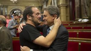Artur Mas i David Fernàndez s’abracen ahir al Parlament.