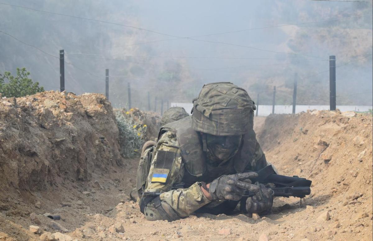 Un soldado ucraniano sigue la Formación Básica para el Combate en la Academia de Infantería de Toledo