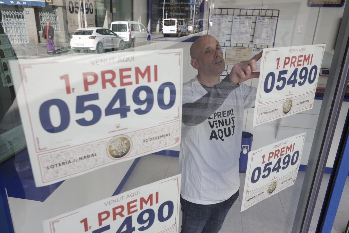 A la recerca del guanyador d’un dècim del Gordo a Rubí: «Avui no vindrà a buscar-lo, la gent s’amaga»