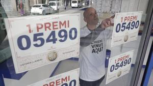 A la recerca del guanyador d’un dècim del Gordo a Rubí: «Avui no vindrà a buscar-lo, la gent s’amaga»