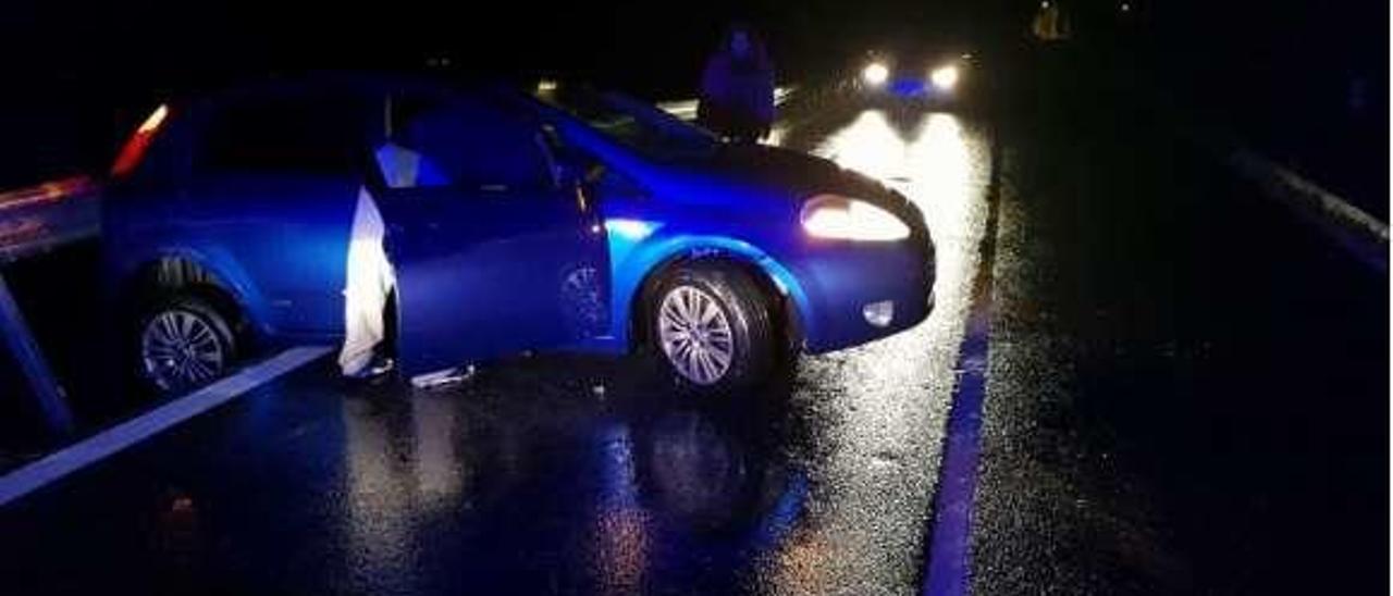 El coche accidentado el martes por la noche en Barreiras. // FdV