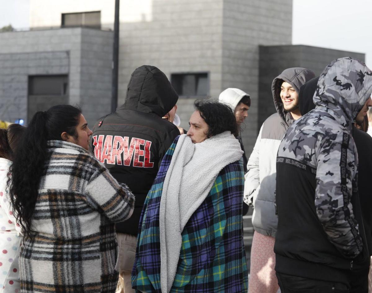 Personas desalojadas de las viviendas, algunas en pijama y tapadas con mantas para soportar el frío