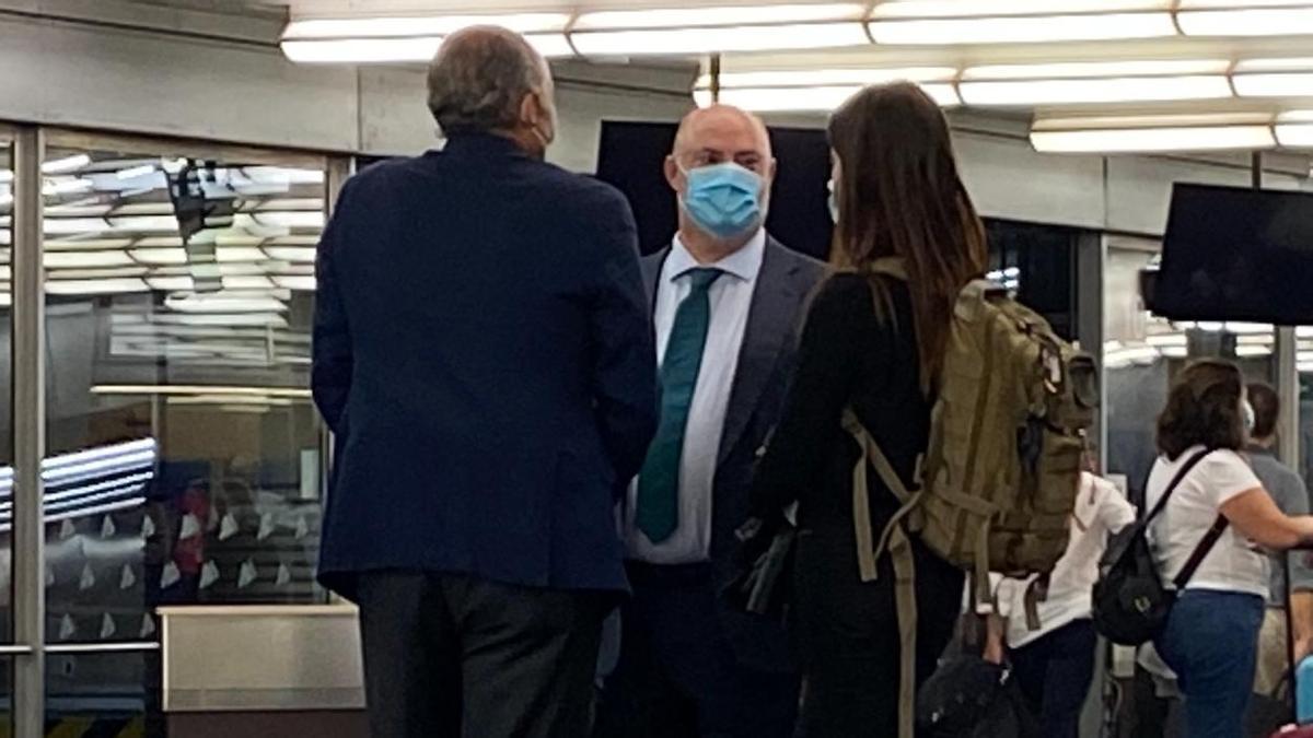 Alberto de Rosa en la estación de Atocha junto a la polemista Cristina Seguí y el expresidente de la Generalitat, Francisco Camps.