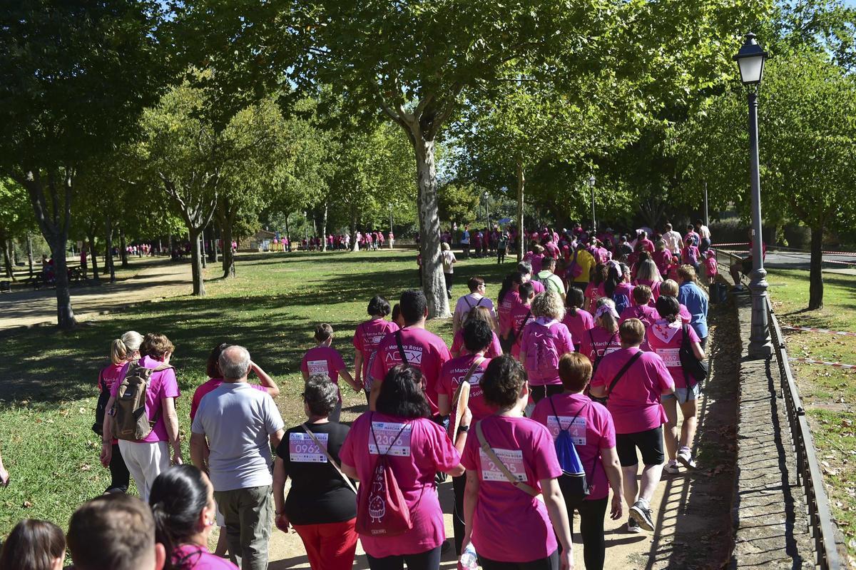 Imágenes de la marcha rosa contra el cáncer de mama en Plasencia