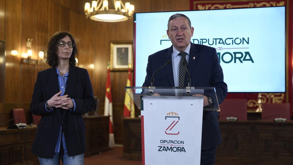 La diputada Amaranta Ratón y el presidente de la Diputación, Javier Faúndez.