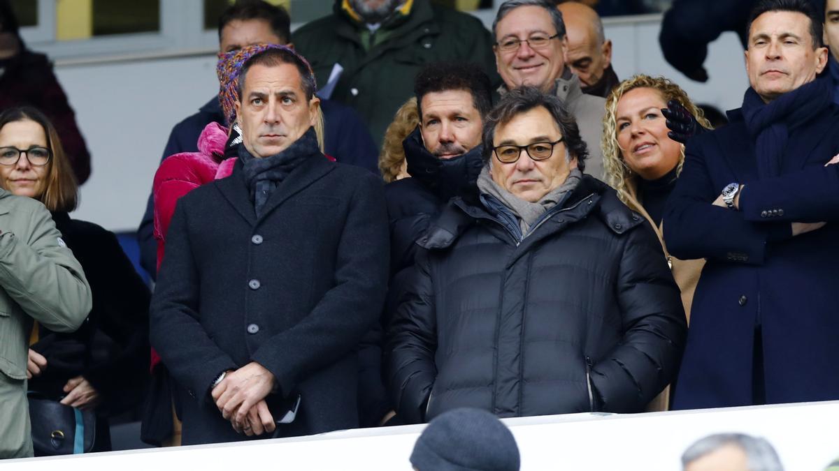 Simeone, en el palco de La Romareda, detrás de Raúl Sanllehí, director general, y el consejero zaragocista Mariano Aguilar.