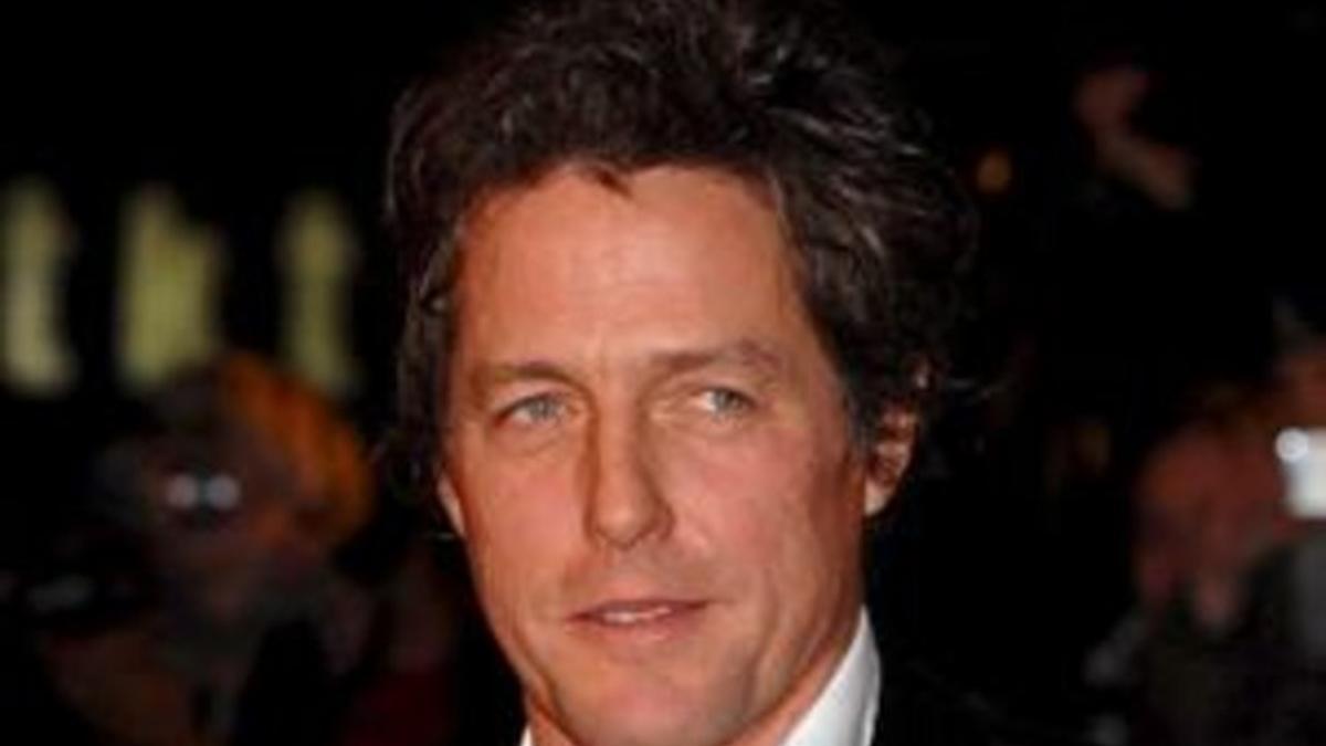 Hugh Grant dona dinero contra los tabloides