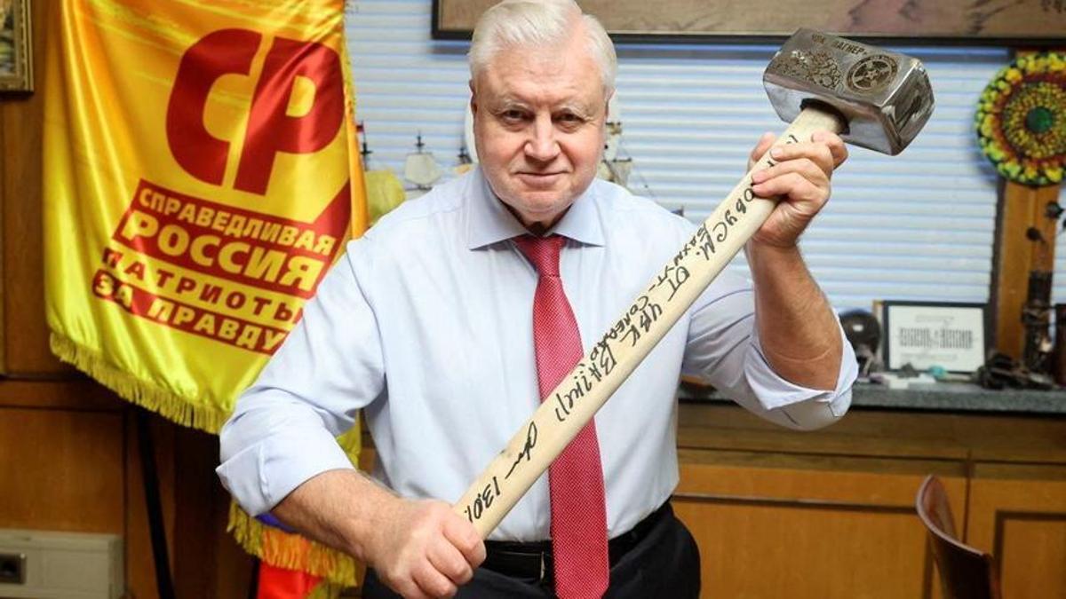 Serguéi Mironov, líder de Rusia Justa, posa con el martillo que le regaló el grupo Wagner, en una imagen publicada en su Telegram el pasado enero.