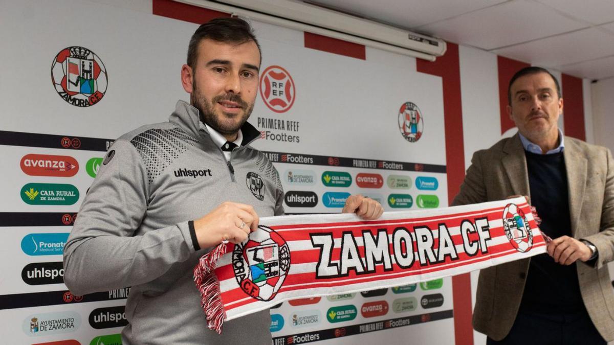 Yago Iglesias (derecha) posa junto a César Villafañe (izquierda) en la presentación del nuevo técnico rojiblanco