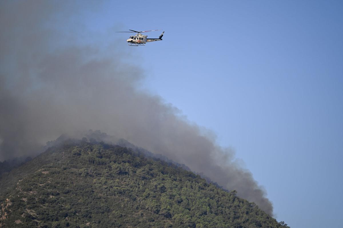 Medios aéreos tratan de extinguir el fuego en Castillo de Onda (Castellón). EFE/ Andreu Esteban. (añade texto)