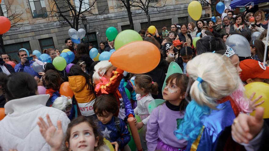 Globos, payasos y bailes para despedir con lleno en Oviedo el Carnaval infantil más largo